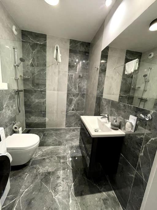 New Apartment - Near Sky Tower - 4 People - New Building - Lift Wrocław Dış mekan fotoğraf